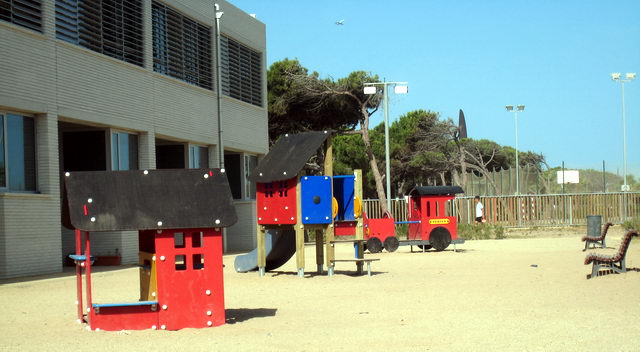 Nuevos juegos infantiles instalados por el Ayuntamiento de Gav� en la 'Escola Gav&agrave; Mar' (13 de Junio de 2009)
